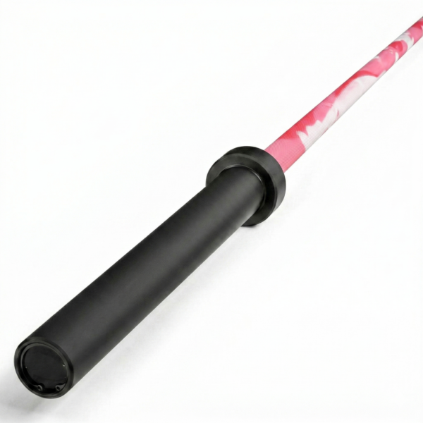 Detalle de la manga negra y eje cerakote de la barra olímpica de 15 kg camuflaje rosa.