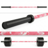 Barra olímpica de 15 kg camuflaje rosa cargada con discos bumper negros para halterofilia.