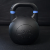 Kettlebell de competición Ironcast de 12 kg negra con banda azul en el asa.