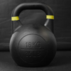 Kettlebell de competición Ironcast de 16 kg negra con banda amarilla en el asa.