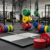 Discos olímpicos bumper calibrados en tarima de levantamiento para box de CrossFit